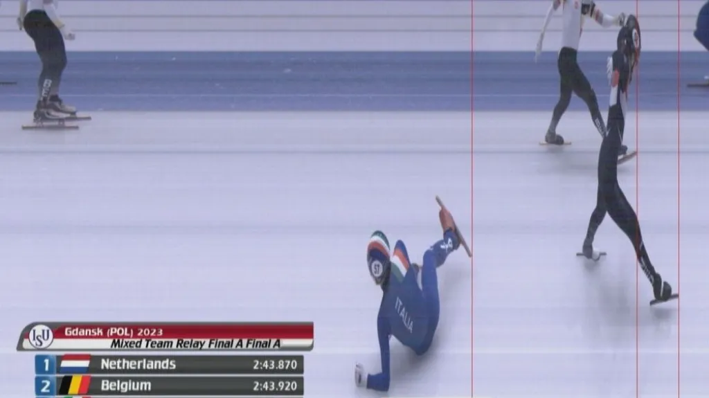 Cílová fotografie závodu smíšených štafet na ME v short tracku