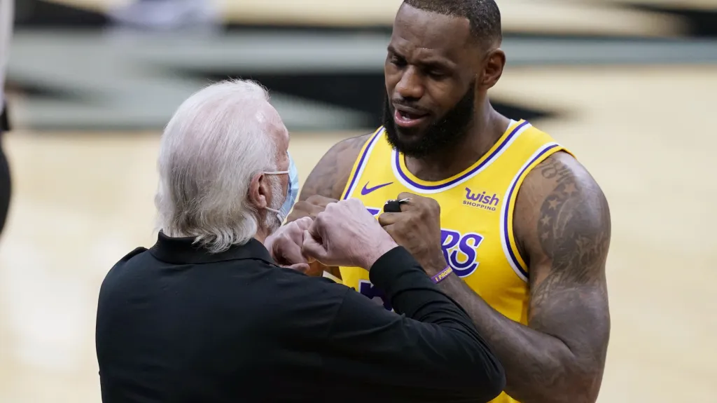 LeBron James se zdraví s trenérem Greggem Popovichem