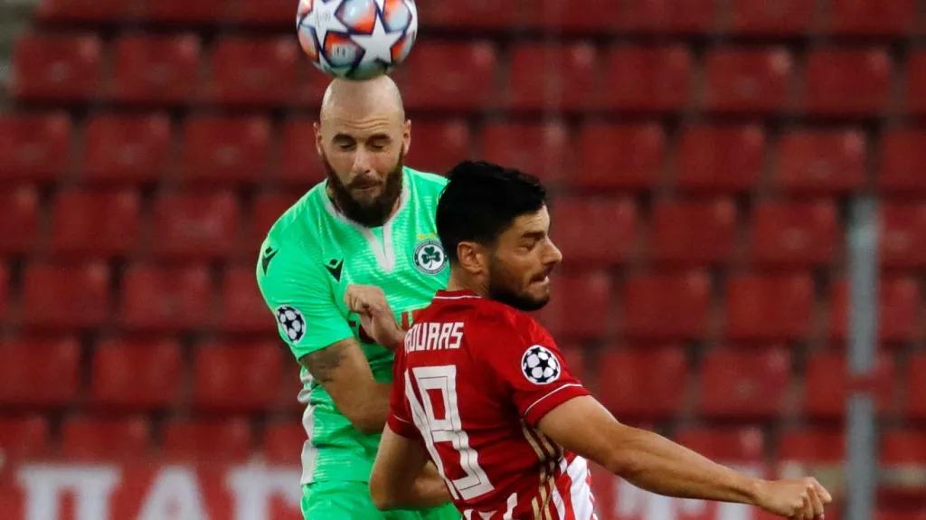 Jan Lecjaks z Omonie v hlavičkovém souboji v utkání s Olympiakosem