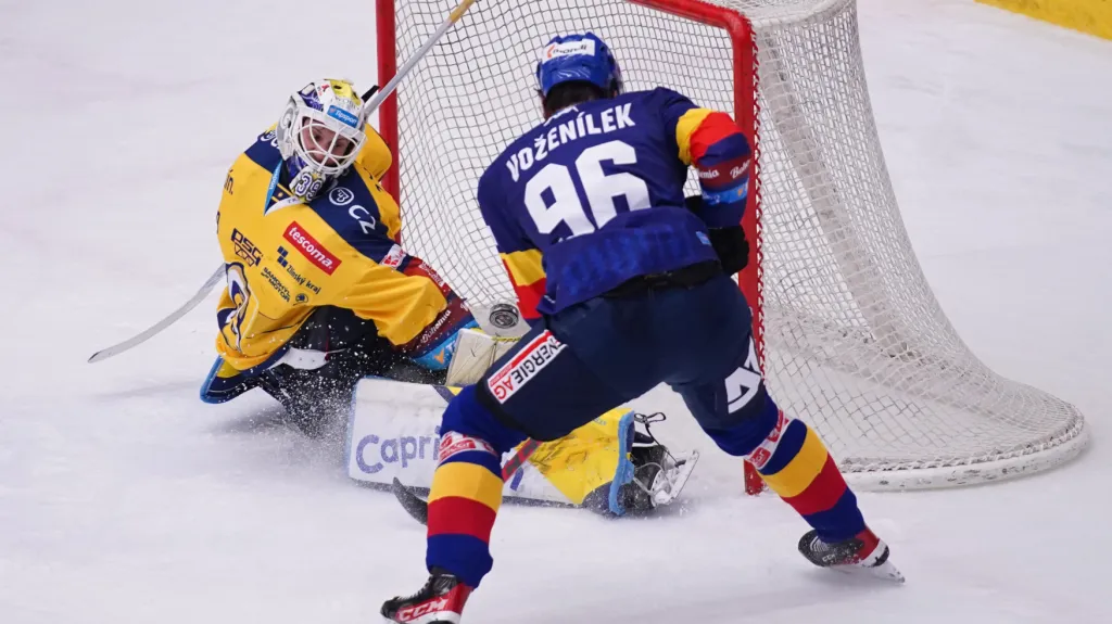 Daniel Voženílek z Motoru zakončuje proti zlínskému brankáři Liboru Kašíkovi