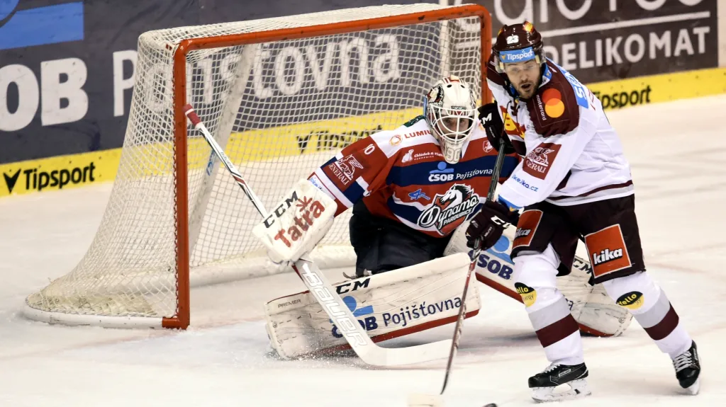 Brankář Ondřej Kacetl z Pardubic a Lukáš Pech ze Sparty