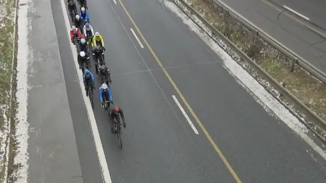 Osm desítek cyklistů vyrazilo na novoroční vyjížďku na Cukrák