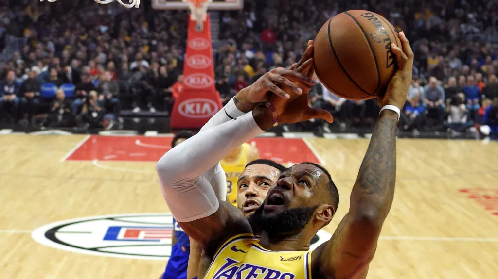 LeBron James z LA Lakers zakončuje akci