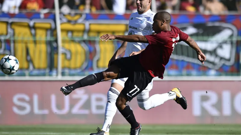 Jonathan Biabiany střílí na branku Mladé Boleslavi