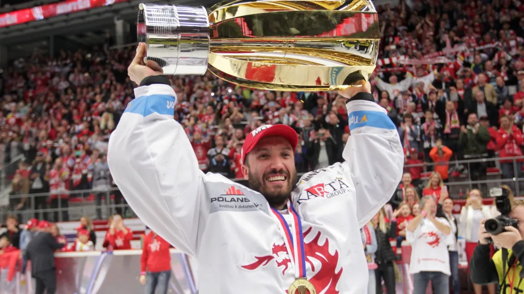 Třinecký brankář Šimon Hrubec slaví s Pohárem T. G. Masaryka
