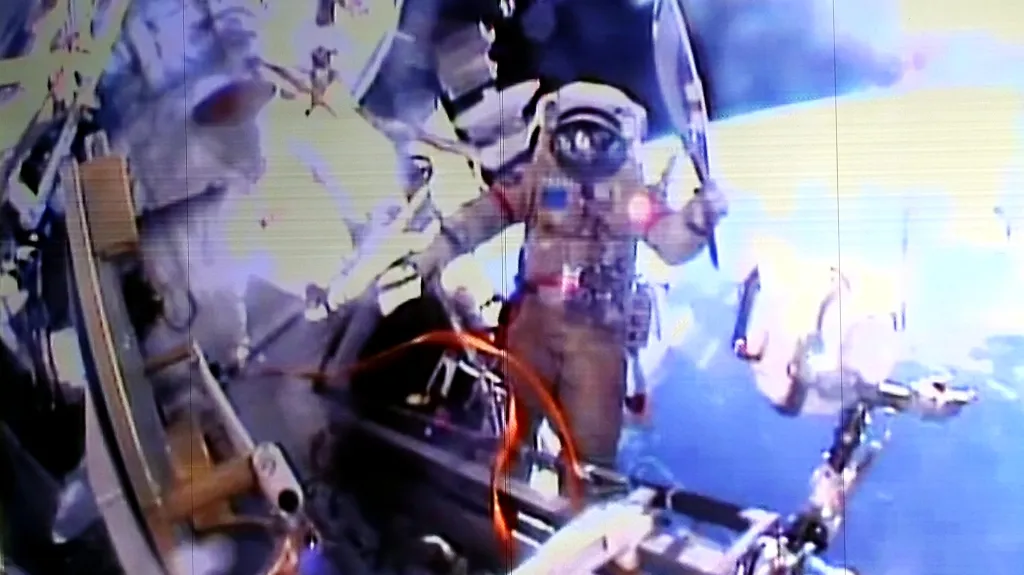 Předávání olympijské pochodně ve vesmíru