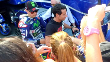 Jorge Lorenzo pred svým karavanem