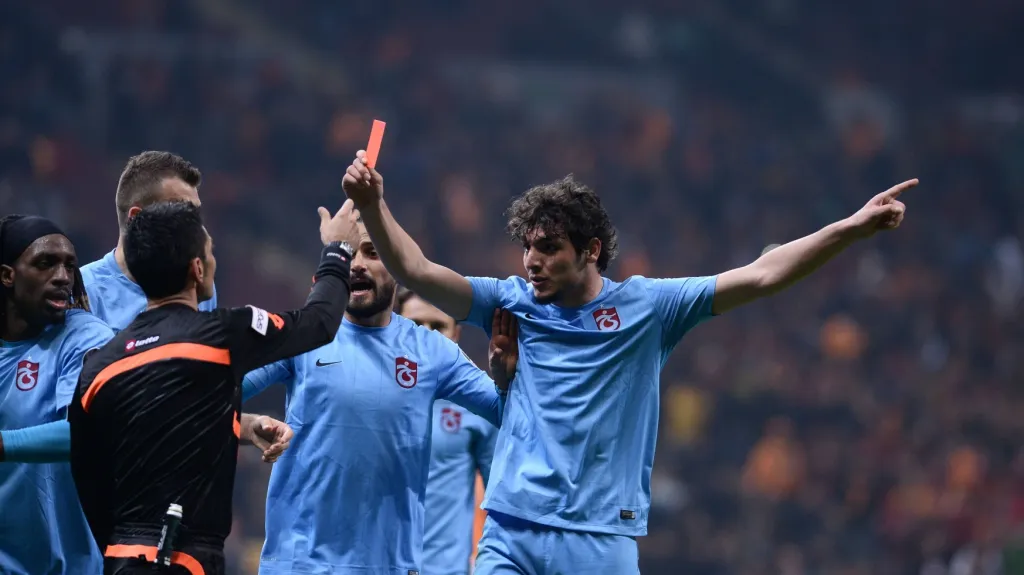 Salih Dursun z Trabzonsporu ukazuje sudímu červenou kartu