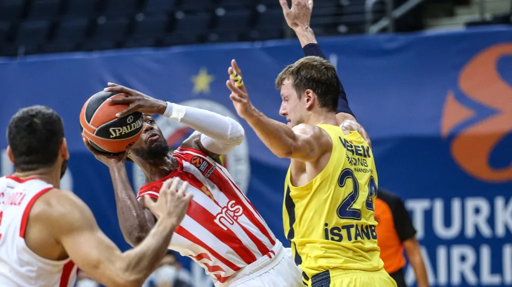 Jan Veselý při obraně Jordana Loyda z Crveny Zvezdy