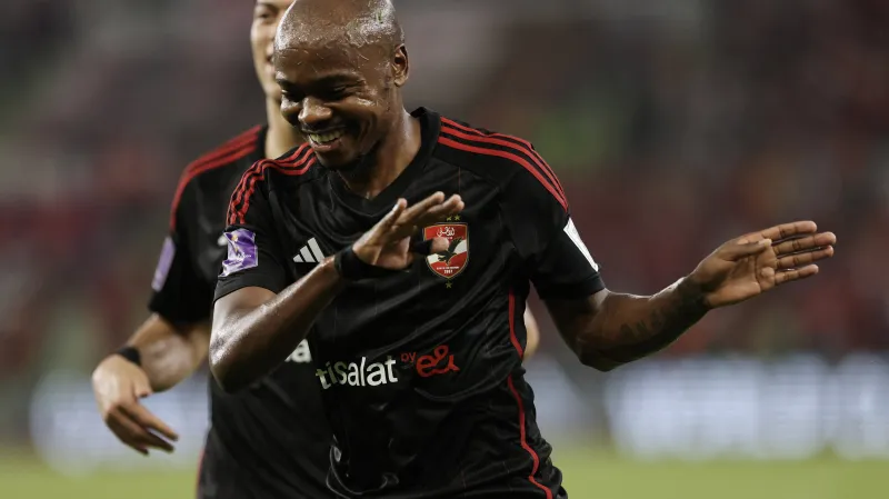 Útočník Al-Ahlí Percy Tau slaví gól