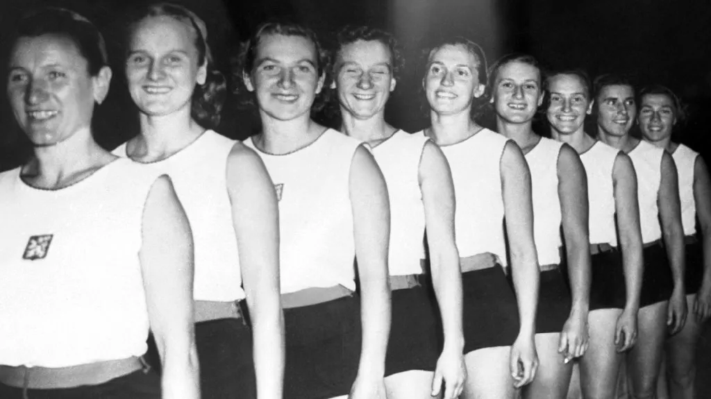 Československý tým gymnastek na OH 1948 (Misáková třetí zprava)
