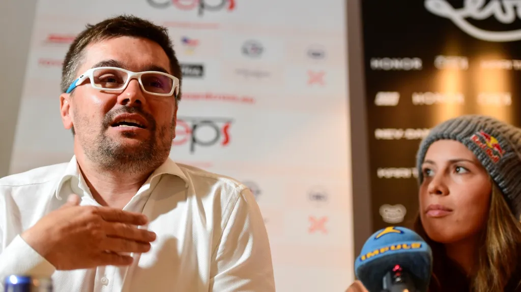 Eva Samková (vpravo) s trenérem Markem Jelínkem na tiskové konferenci