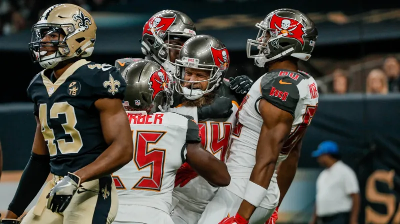 Ryan Fitzpatrick (uprostřed) slaví touchdown se spoluhráči