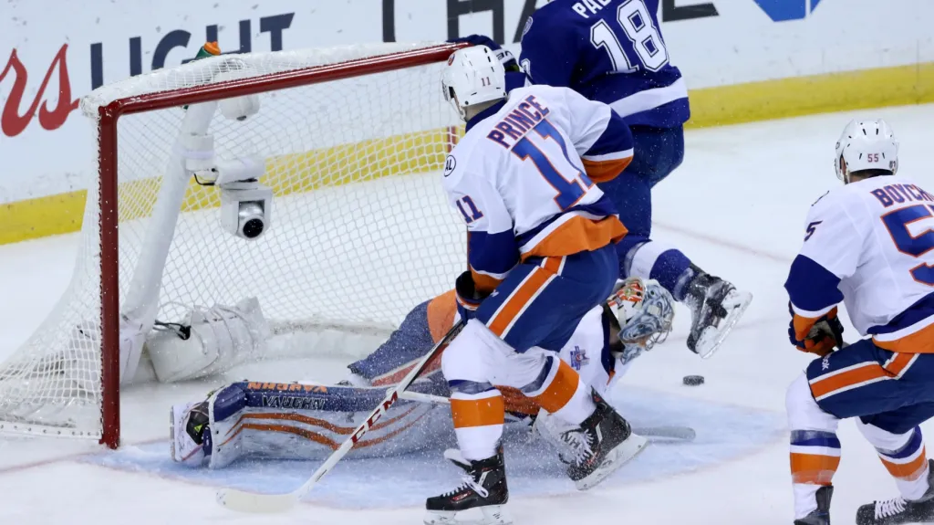 Ondřej Palát z Tampy Bay (v modrém) v utkání proti New York Islanders