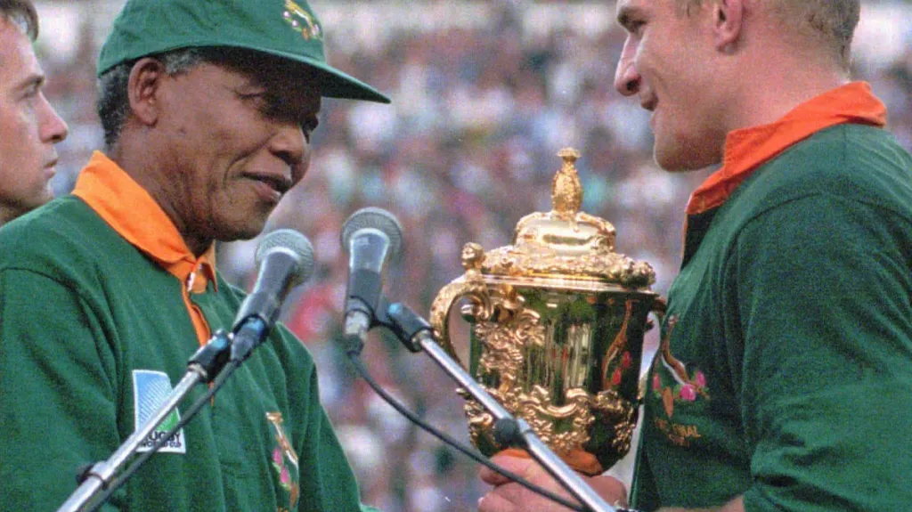 Nelson Mandela předává trofej jihoafrickému kapitánovi