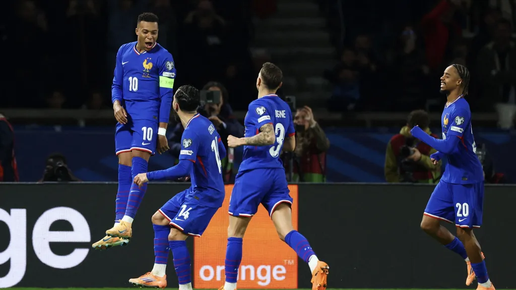 Fotbalisté Francie slaví gól Mbappého