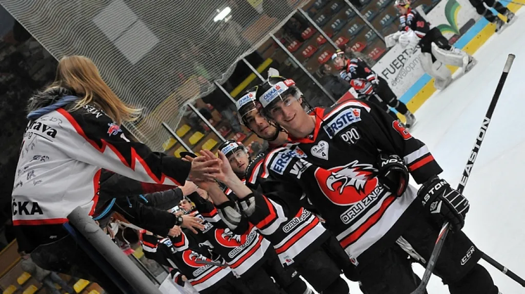 Vzájemné pozdravení fanoušků i hráčů