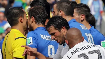 Rozhodčí Marcus Rodriguez po odpískání červené karty Italu Marchisiovi