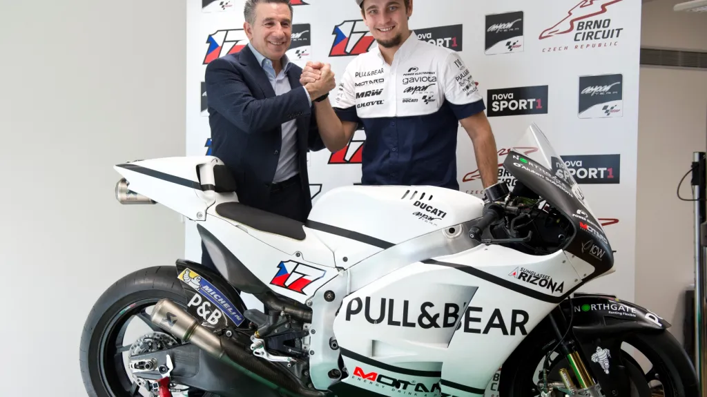 Karel Abraham (vpravo) a majitel týmu Pull&Bear Aspar Jorge Martínez