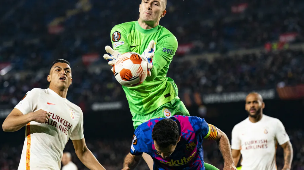 Brankář Galatasaraye Iňaki Peňa v zápase proti Barceloně