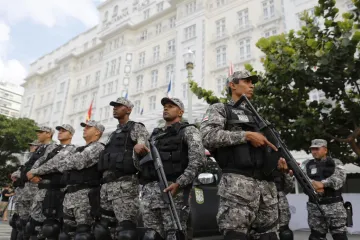 Policisté před hotelem Copacabana Palace