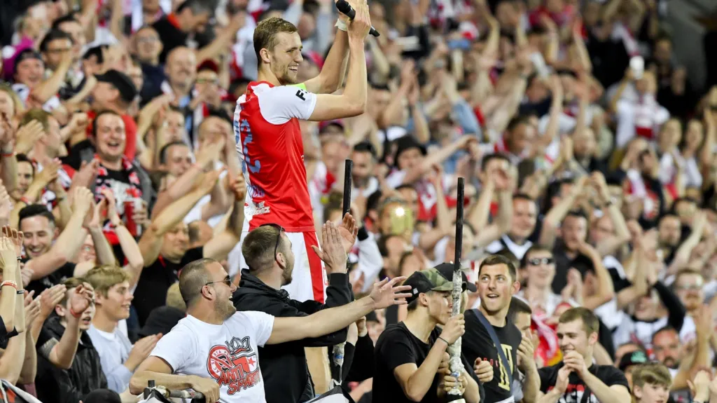 Tomáš Souček v obležení slávistických fanoušků