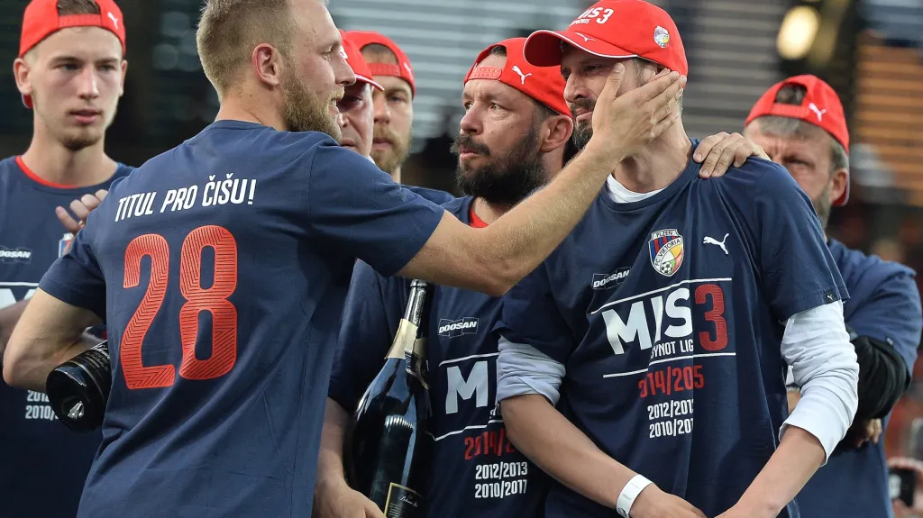 Záložník Daniel Kolář a Marián Čišovský (vpravo) 