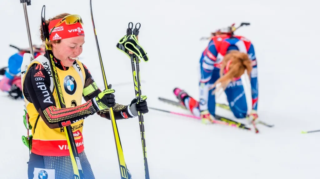 Laura Dahlmeierová a Gabriela Koukalová v cíli stíhačky