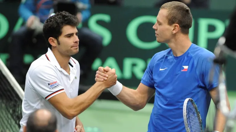 Český hráč Tomáš Berdych (vpravo) a Simone Bolelli z Itálie (vlevo)
