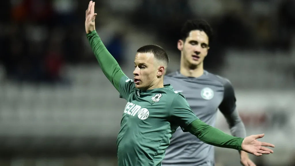 Záložník Jablonce Jan Sýkora v duelu s Příbramí