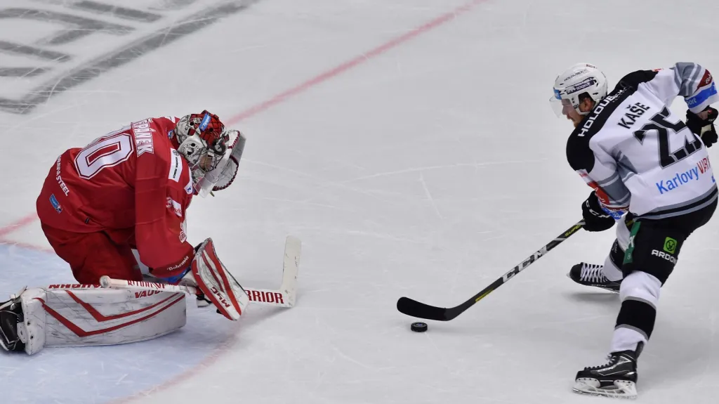 Třinecký brankář Jakub Štěpánek čelí Davidu Kašemu z Energie