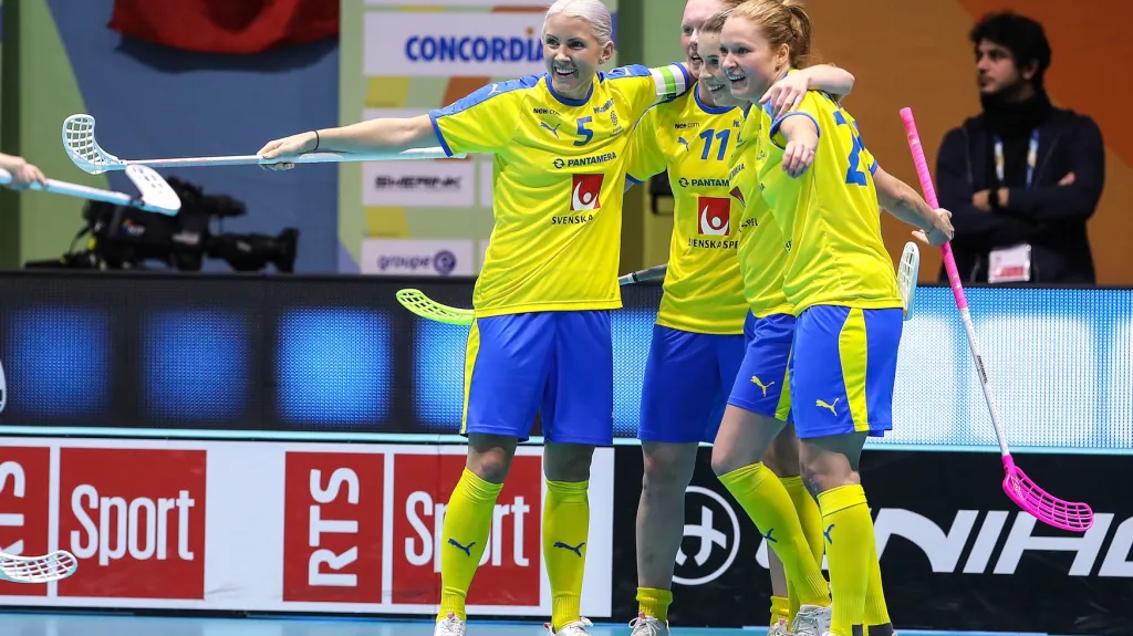 Florbalistky Švédska se radují z gólu