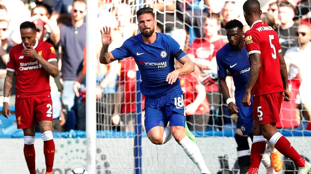 Olivier Giroud skóruje za Chelsea proti Liverpoolu