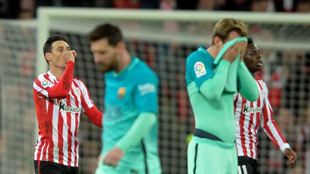 Aduriz z Bilbaa (vlevo) se raduje z gólu v síti Barcelony