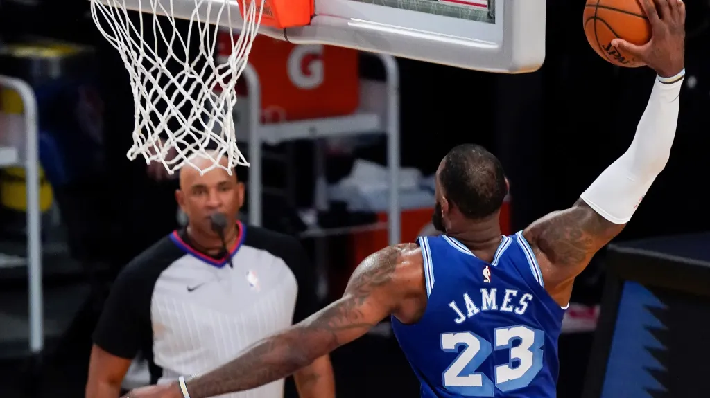 LeBron James z LA Lakers smečuje do koše v utkání NBA