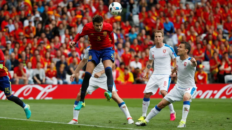 David Lafata (vpravo) sleduje Španěla Gerarda Piquého, který střílí gól do české sítě