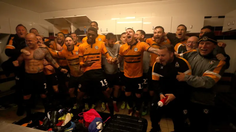 Fotbalisté Newport County oslavují postup do 5. kola FA Cupu