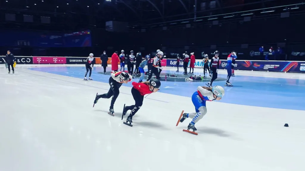 Petra Vaňková (vpravo) na MS v short tracku