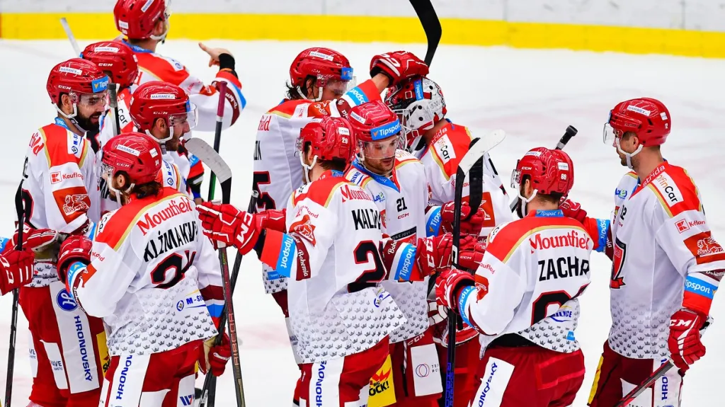 Hokejisté Hradce Králové se radují z vítězství