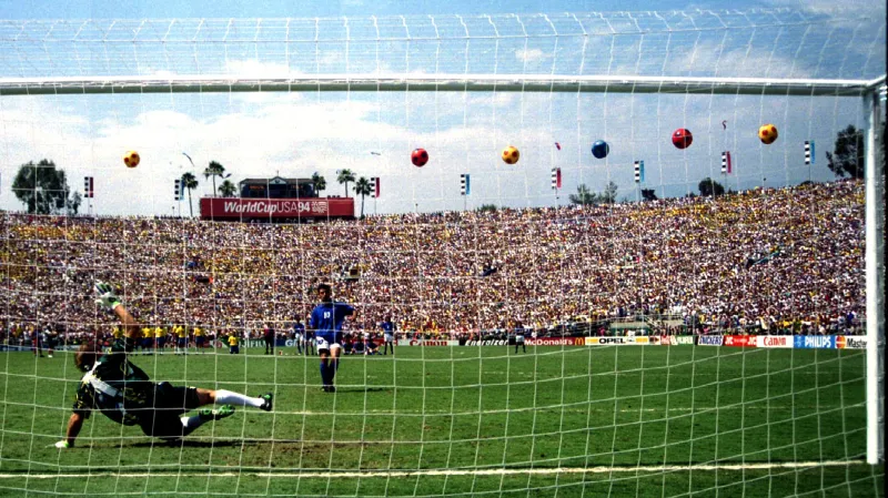 Ital Roberto Baggio zahazuje penaltu ve finále MS 1994