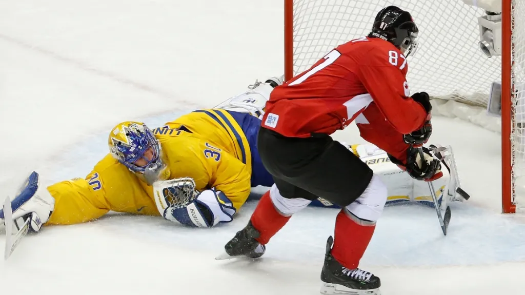 Sidney Crosby (vpravo) překonává Lundqvista