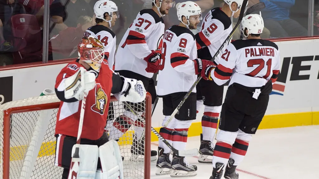 Pavel Zacha se spoluhráči z New Jersey