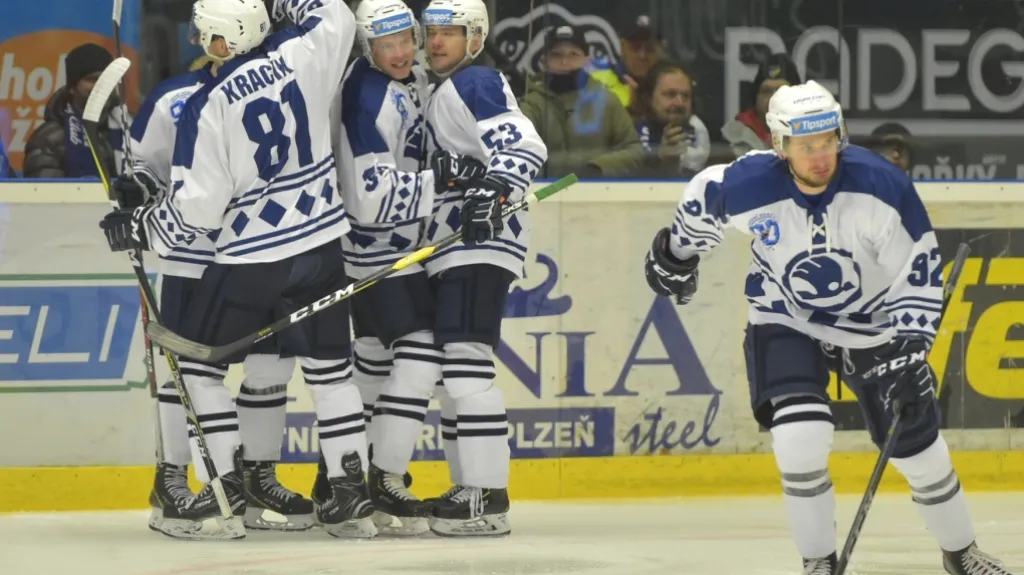 Slavící hokejisté Plzně ve výročních dresech