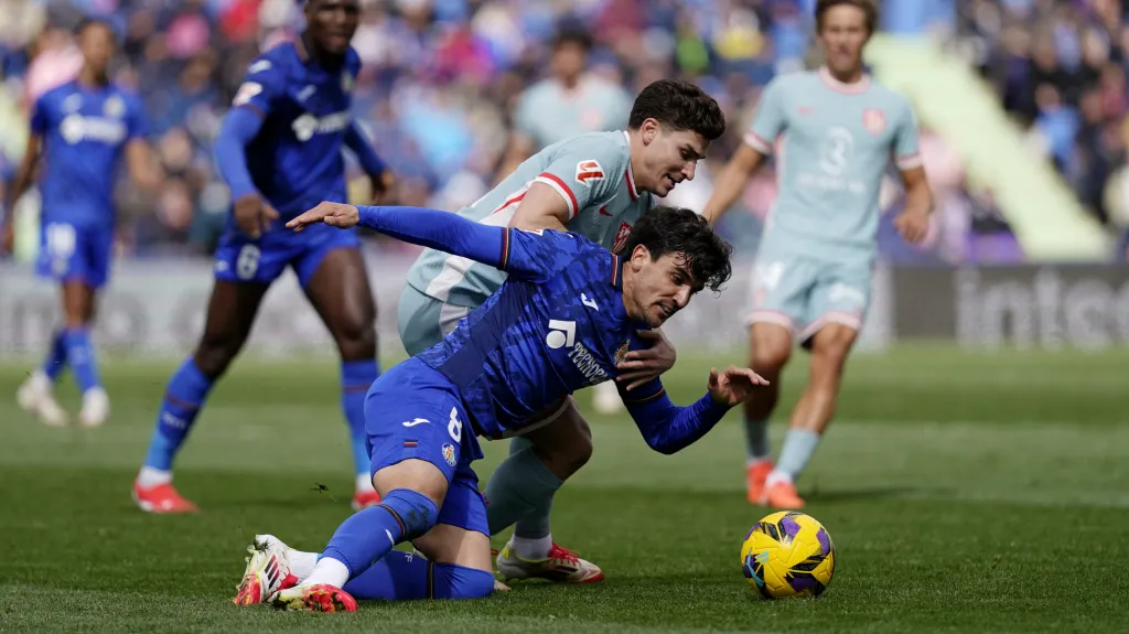 Julian Alvarez v souboji s Maurem Arambarrim v utkání Getafe s Atléticem