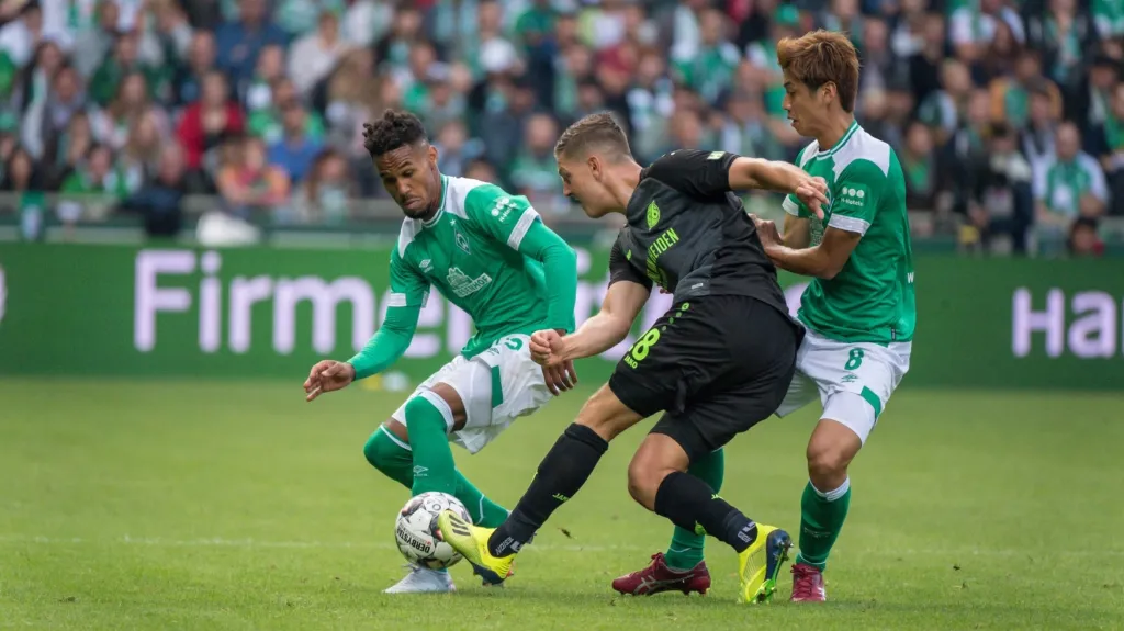 Theodor Gebre Selassie (vlevo) v utkání proti Hannoveru