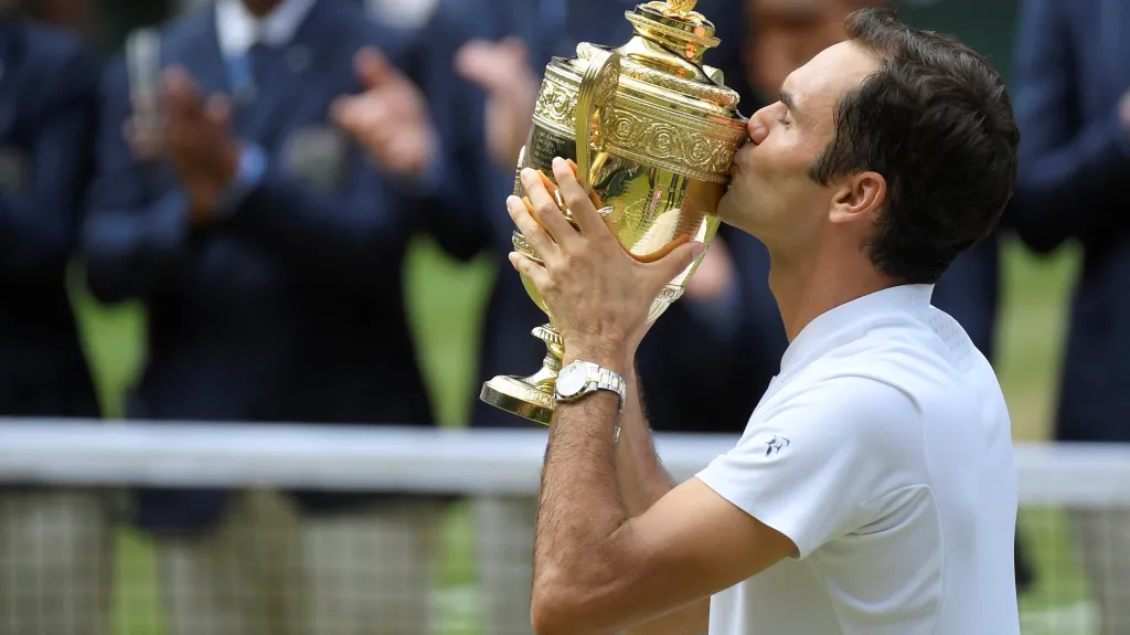Roger Federer s trofejí pro vítěze Wimbledonu