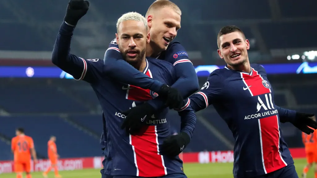 Neymar slaví branku se spoluhráči z PSG