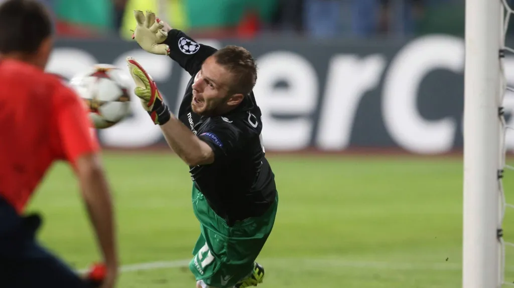 Obránce Cosmin Moti chytá penaltu proti Steaue