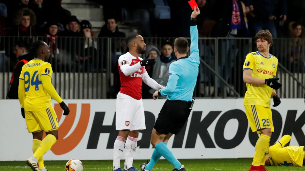 Útočník Arsenalu Alexandre Lacazette dostal proti Borisovu červenou kartu