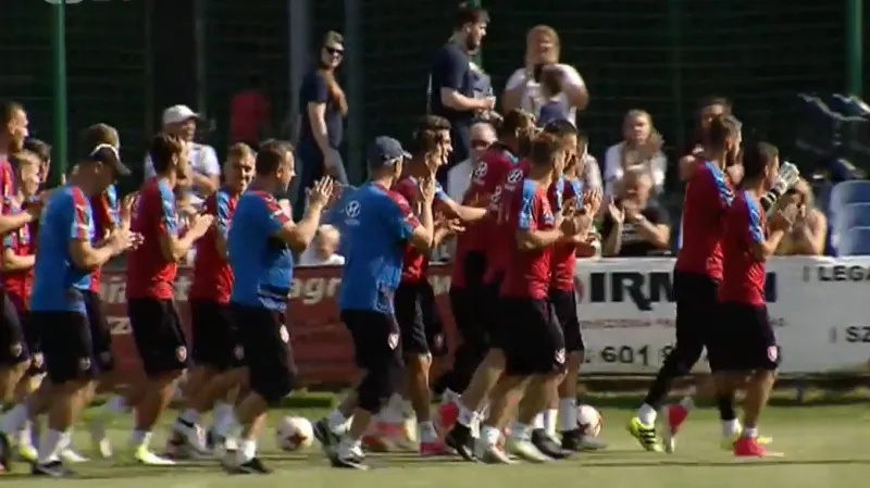 Češi mají v Polsku za sebou první trénink, podívat se přišlo několik stovek fandů